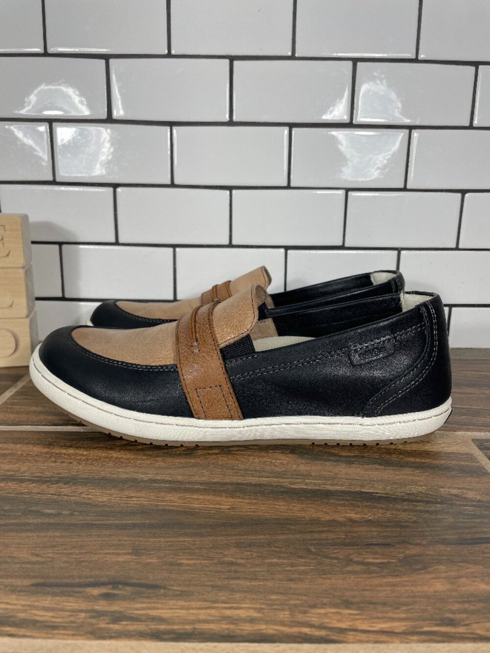 Taos Upward Shoes Womens Size 8 Black Tan Leather Slip On Comfort Loafers